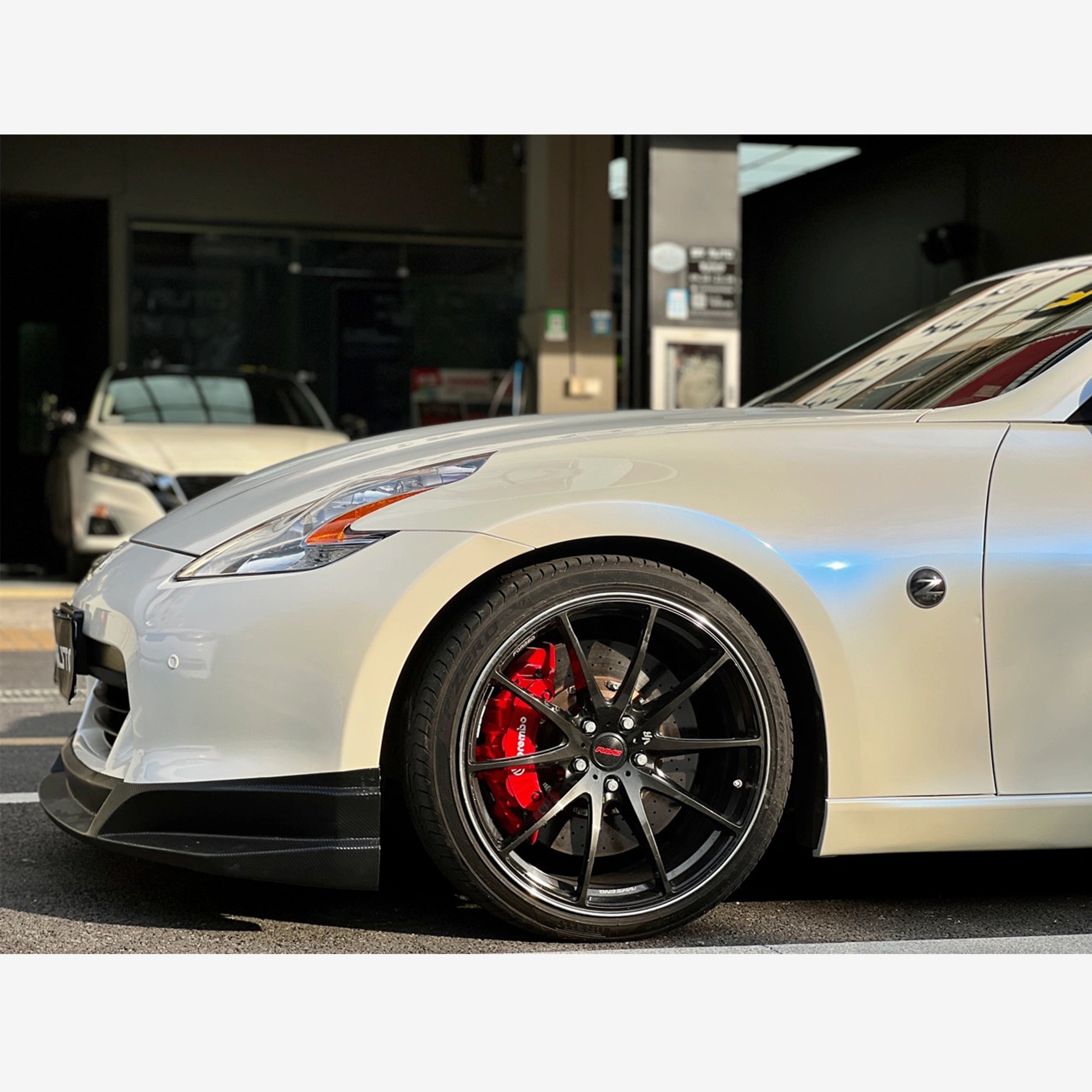 Nissan 370Z Gloss Pearl White Blue Vinyl Wrap 202301