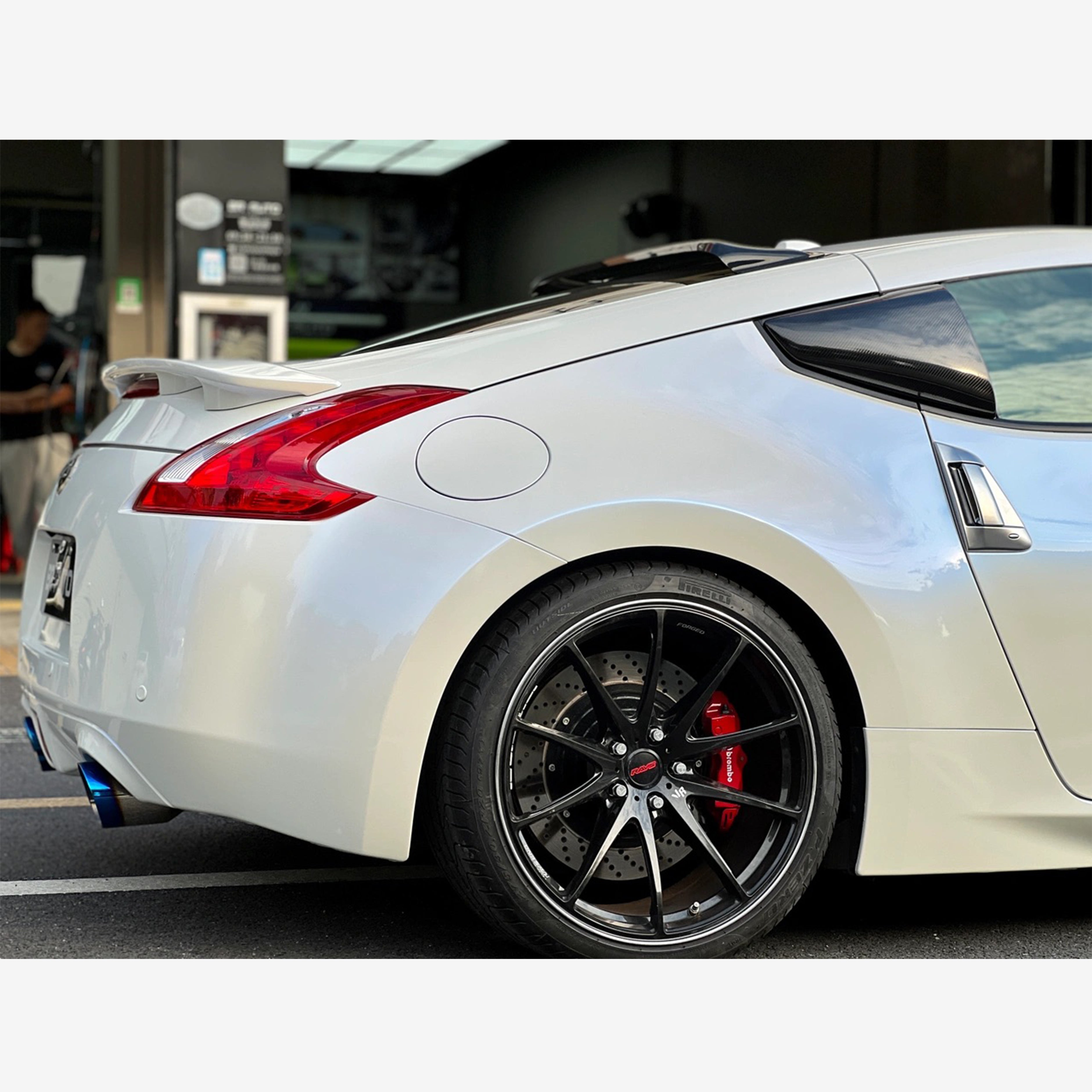 Nissan 370Z Gloss Pearl White Blue Vinyl Wrap 202302
