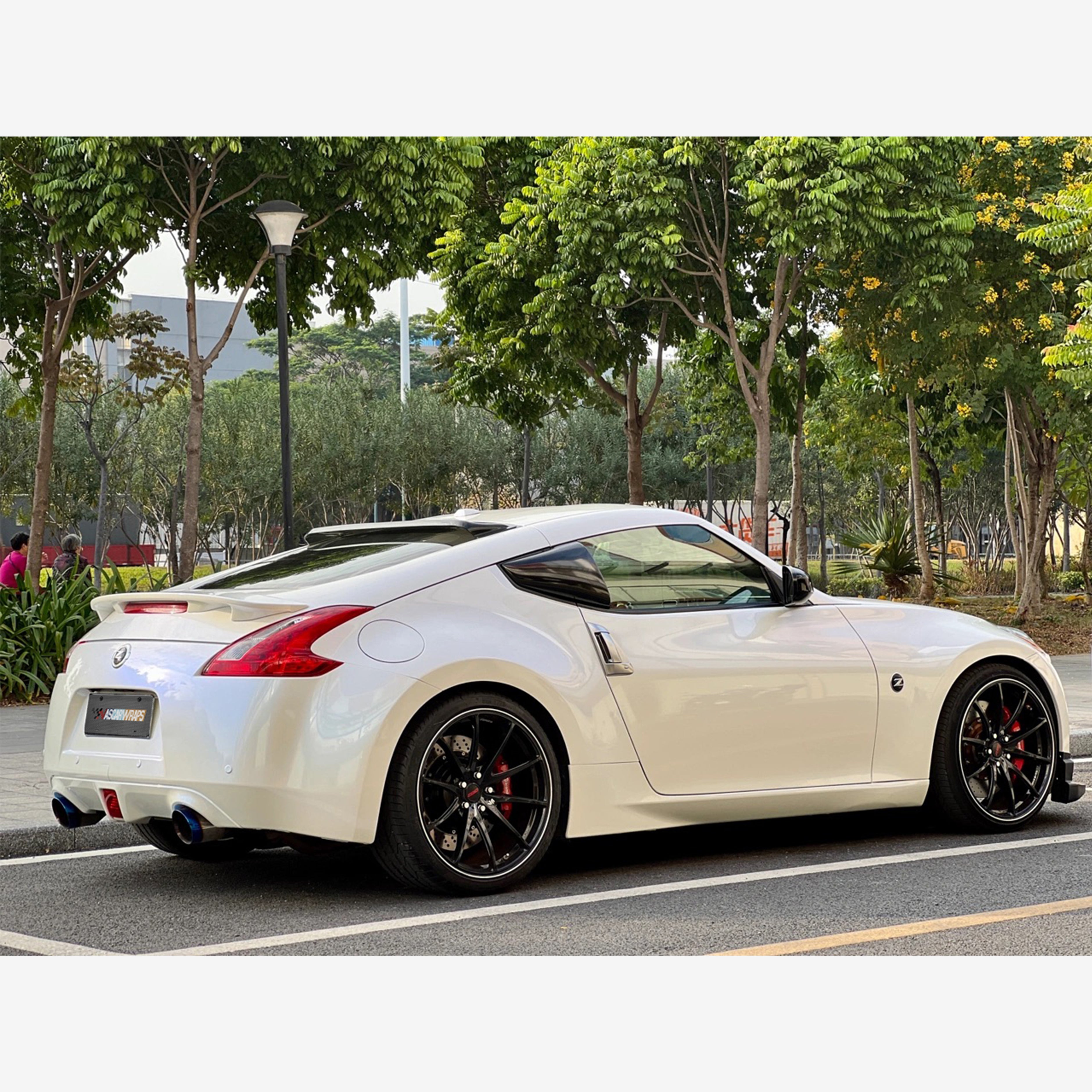 Nissan 370Z Gloss Pearl White Blue Vinyl Wrap 202303