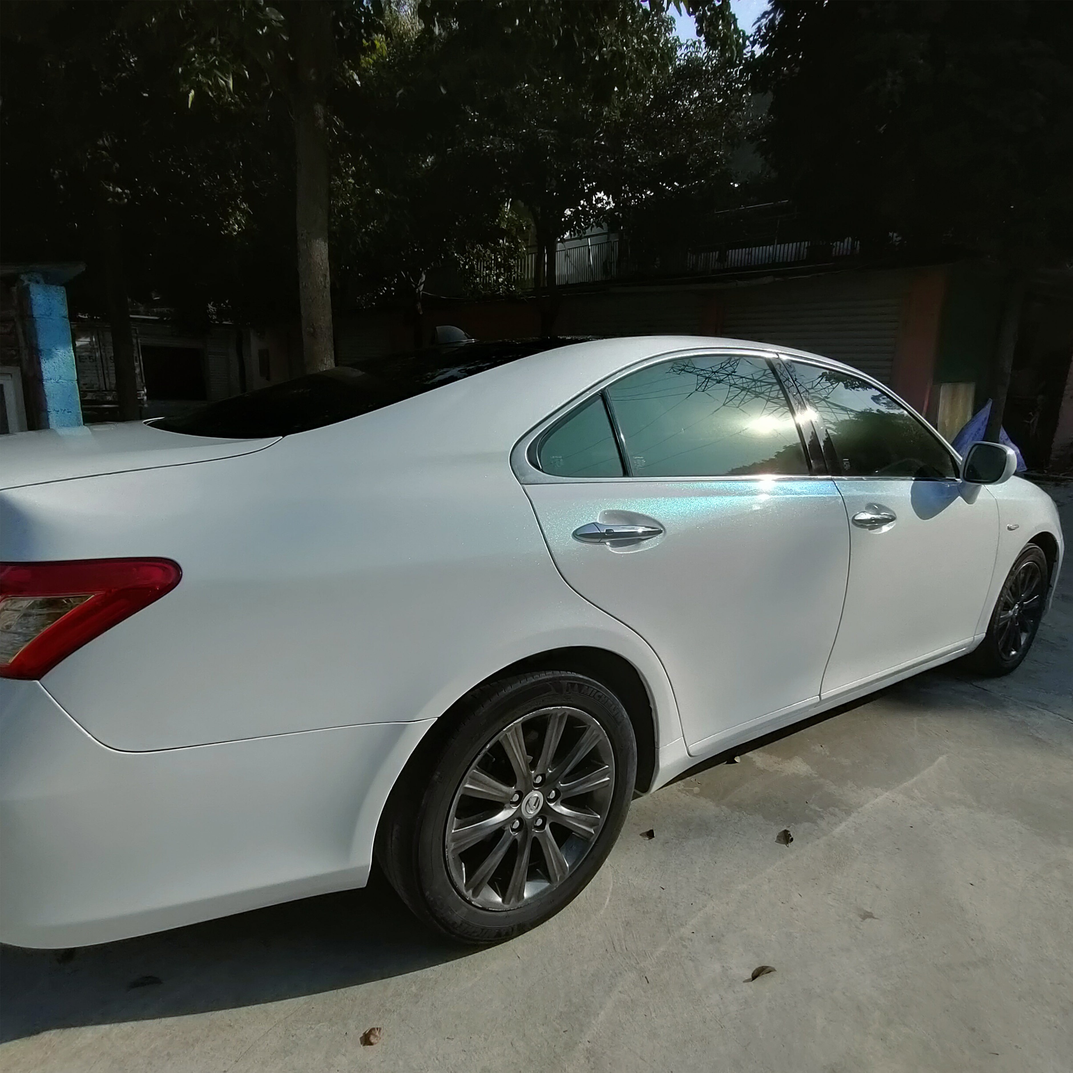 Gloss Diamon White To Green Vinyl Wrap 202304