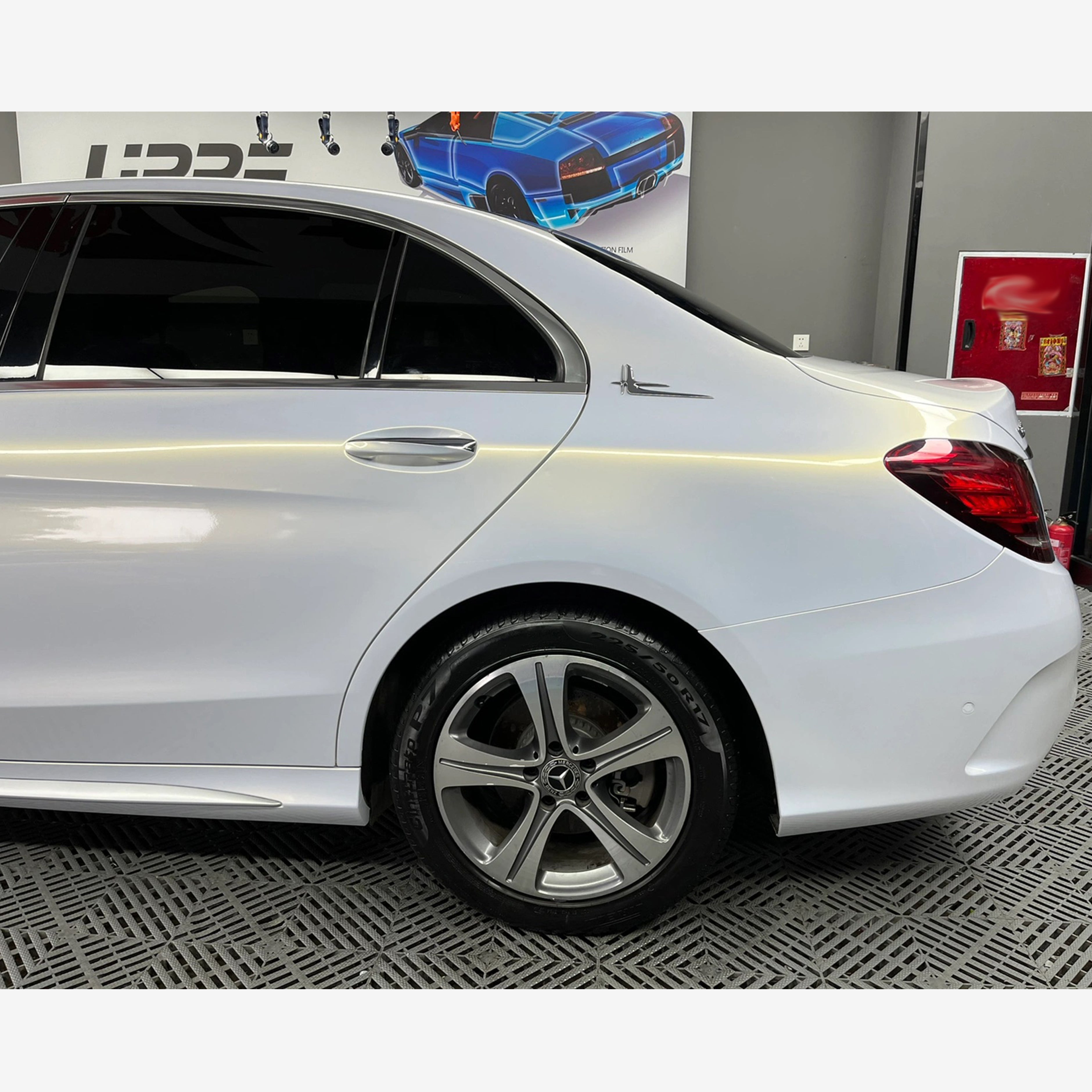 Gloss Pearl White To Gold Vinyl Wrap Mercedes-Benz C260L 03