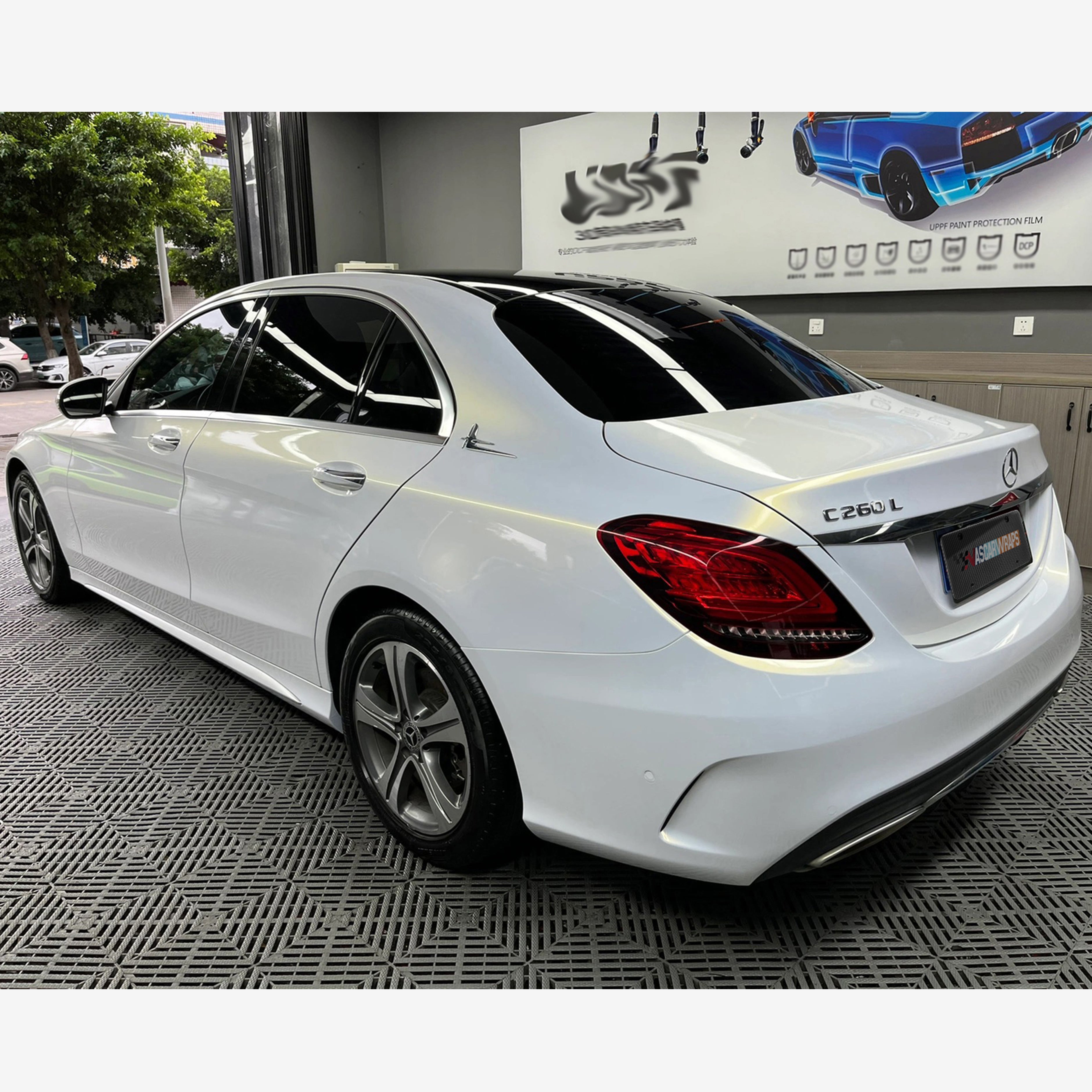 Gloss Pearl White To Gold Vinyl Wrap Mercedes-Benz C260L 05
