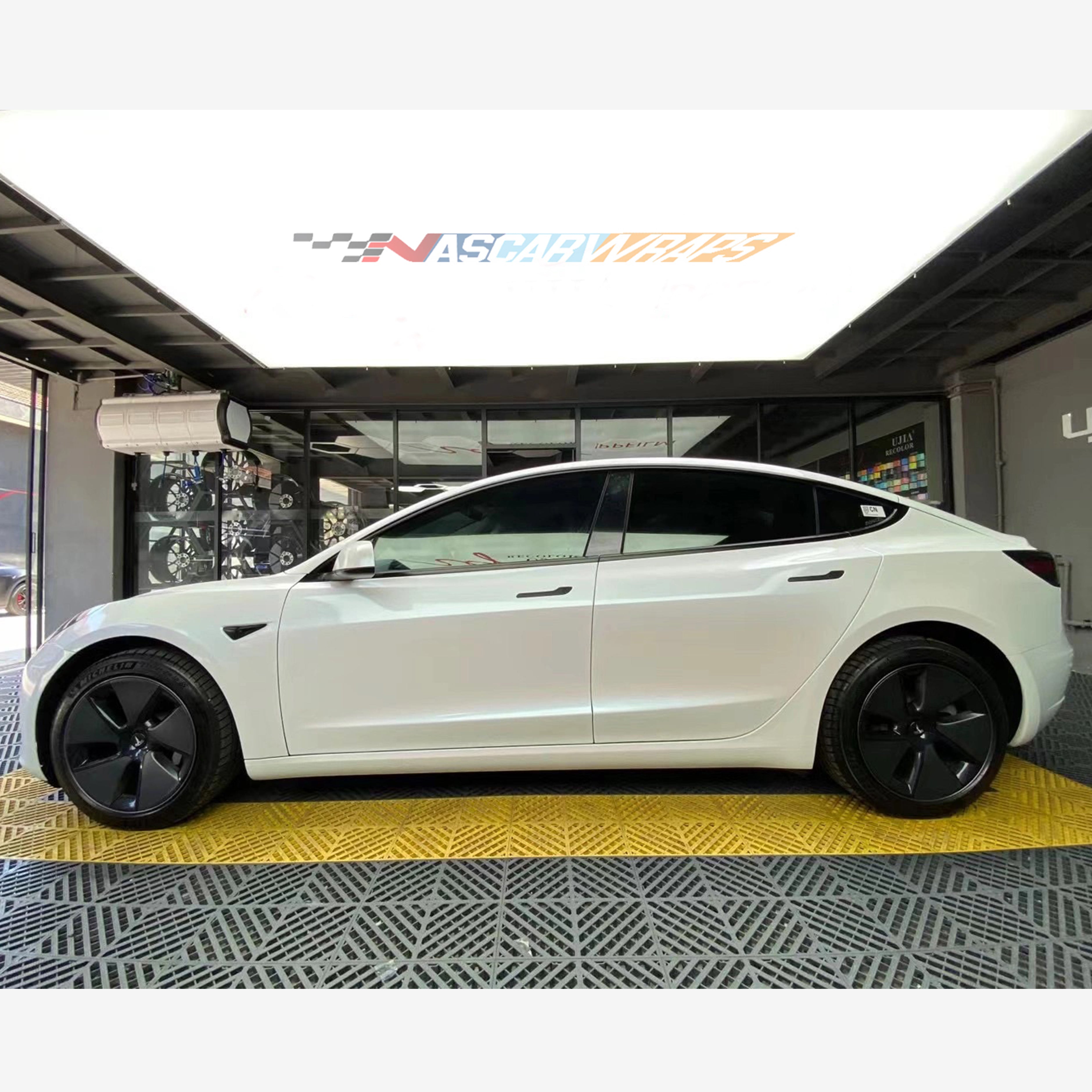 Tesla Model Y Diamond Gloss White To Blue Vinyl Wraps 01