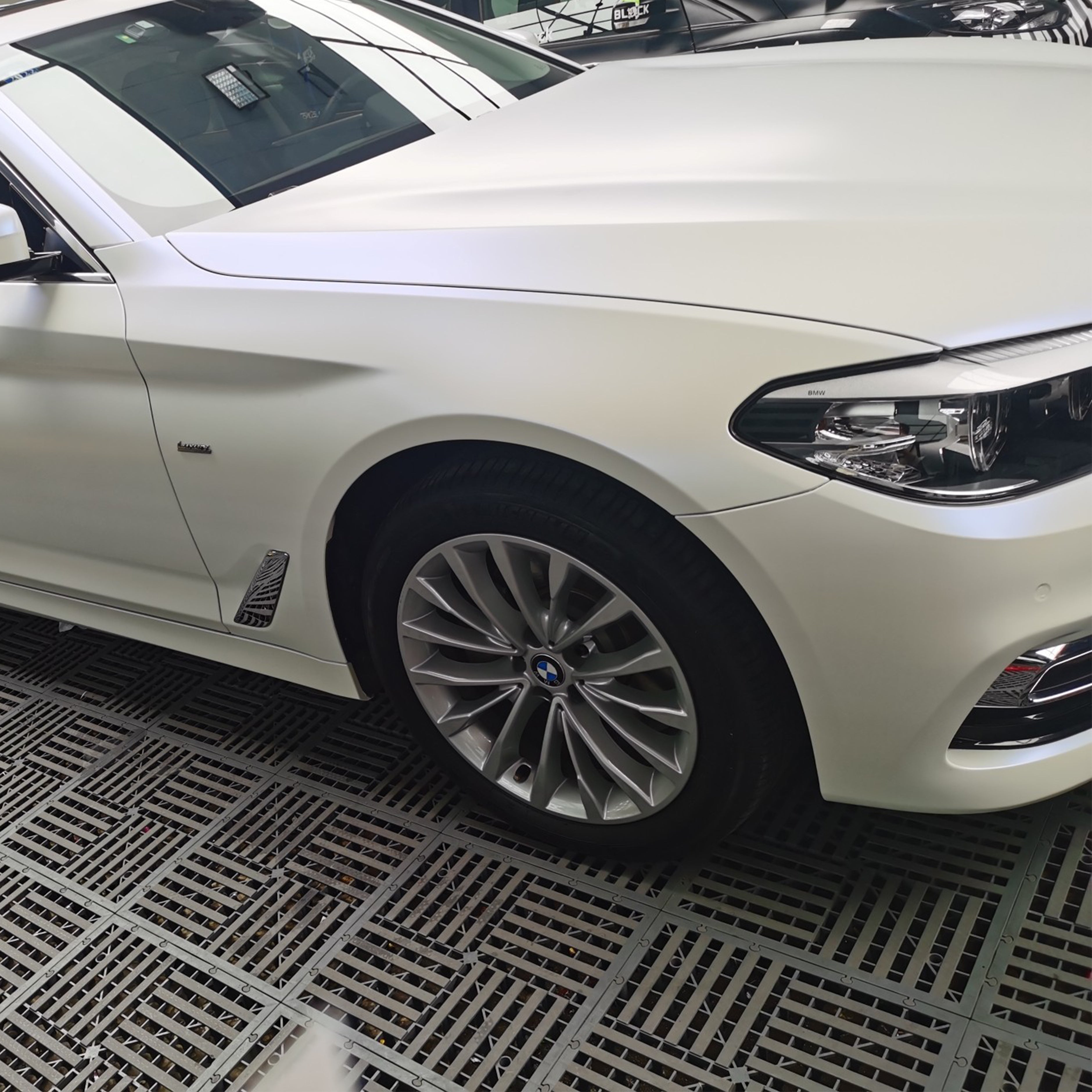 Matte Pearl White To Blue Vinyl Wrap 2023002